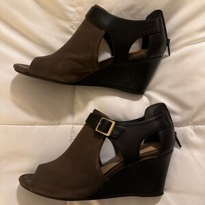 Giani Bernini olive & black wedges- size 8